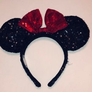 Minnie Mouse eats sequined headband